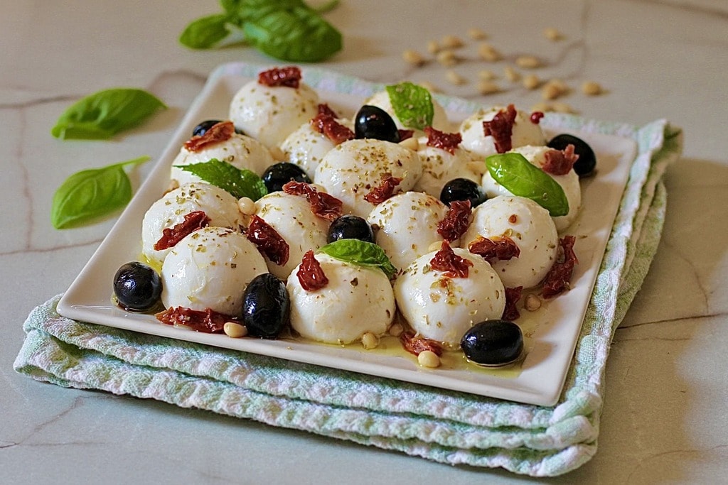 Gemarineerde mozzarella met CITROEN, een frisse en snelle appetizer.