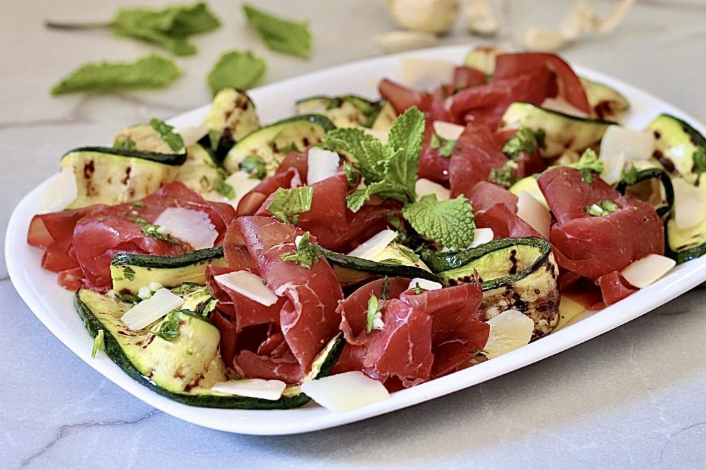 Courgette- en bresaola-salade, licht en fris, klaar in enkele minuten.