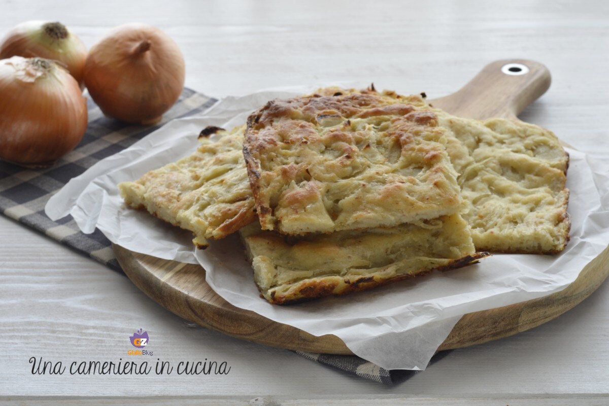 Il tirót focaccia mantovana met uien