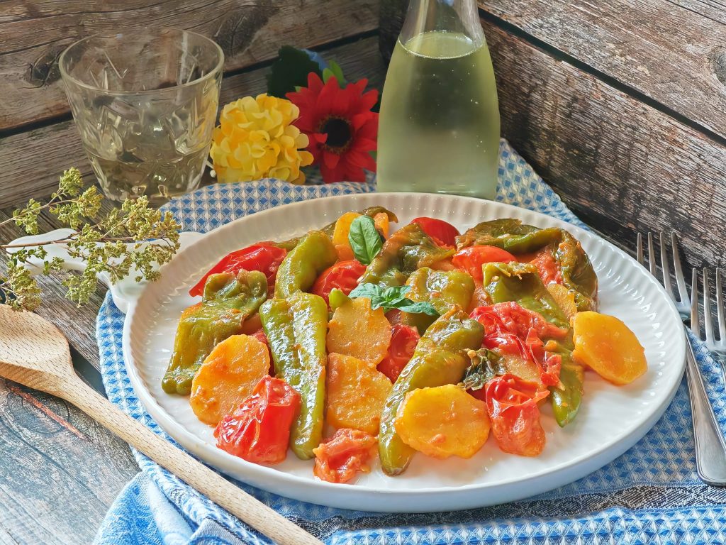 Friggitelli en aardappelen met tomaat