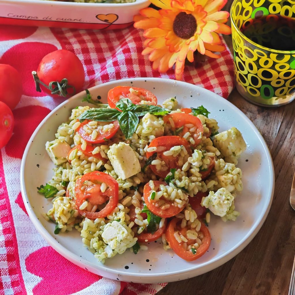 Koude rijst met pesto en cherrytomaatjes