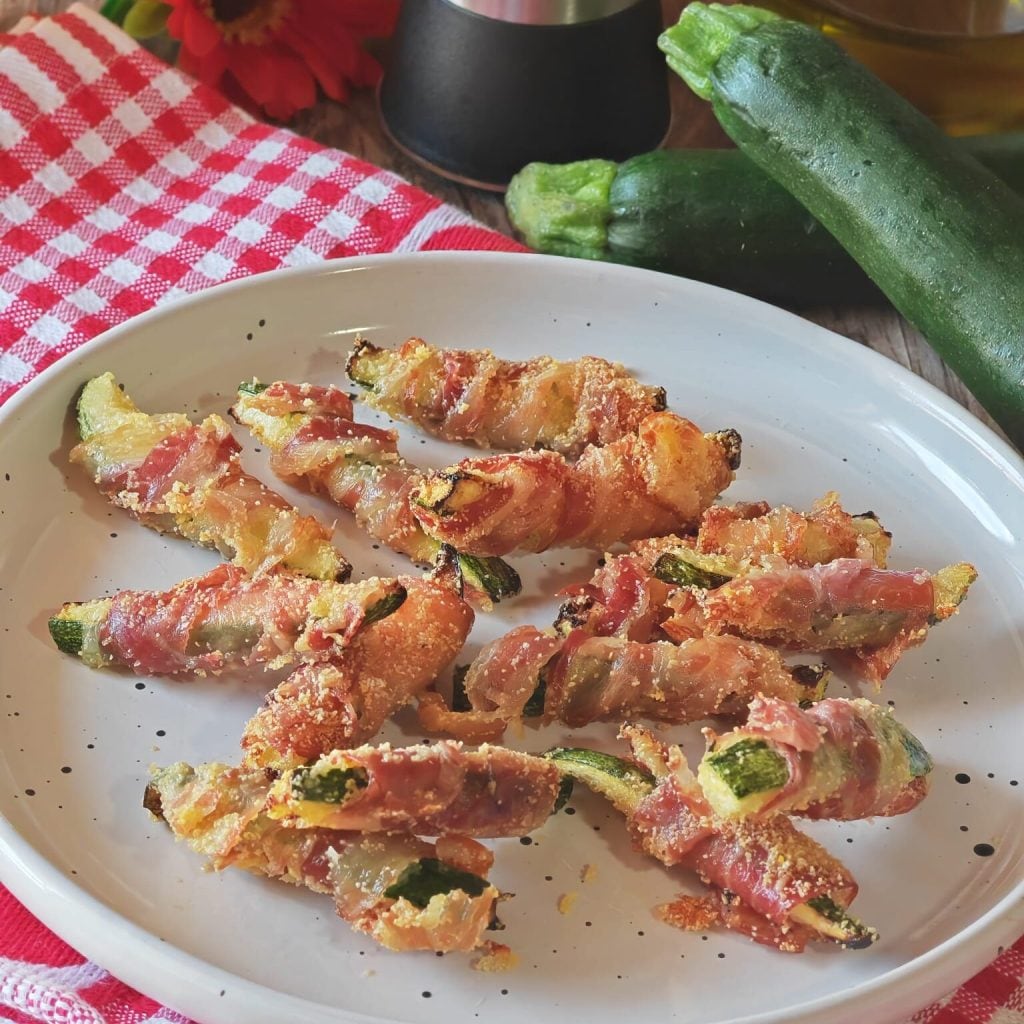 Courgettesticks met spek