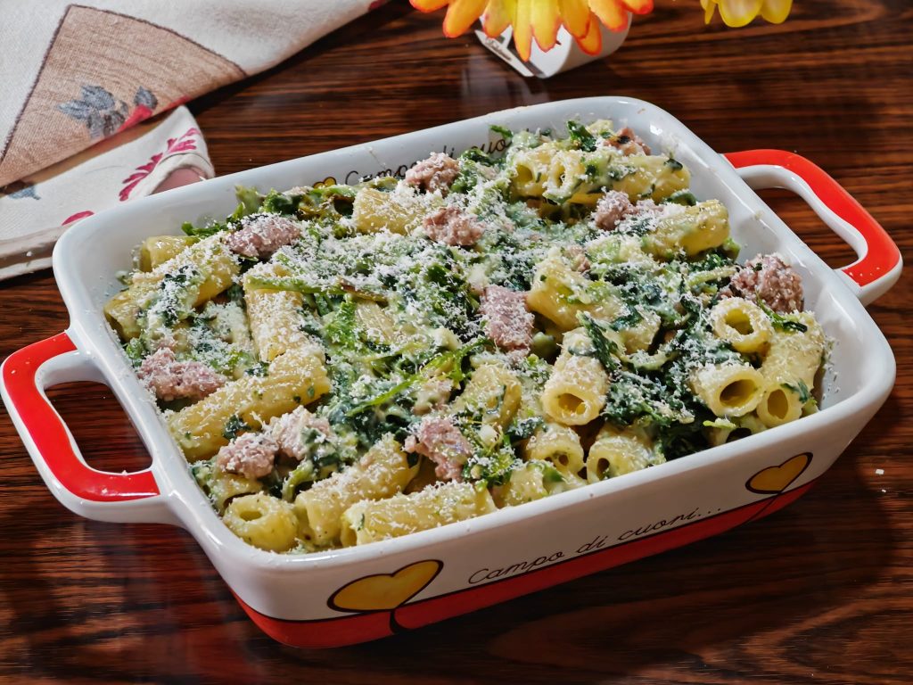 Ovenpasta met raapstelen en worst