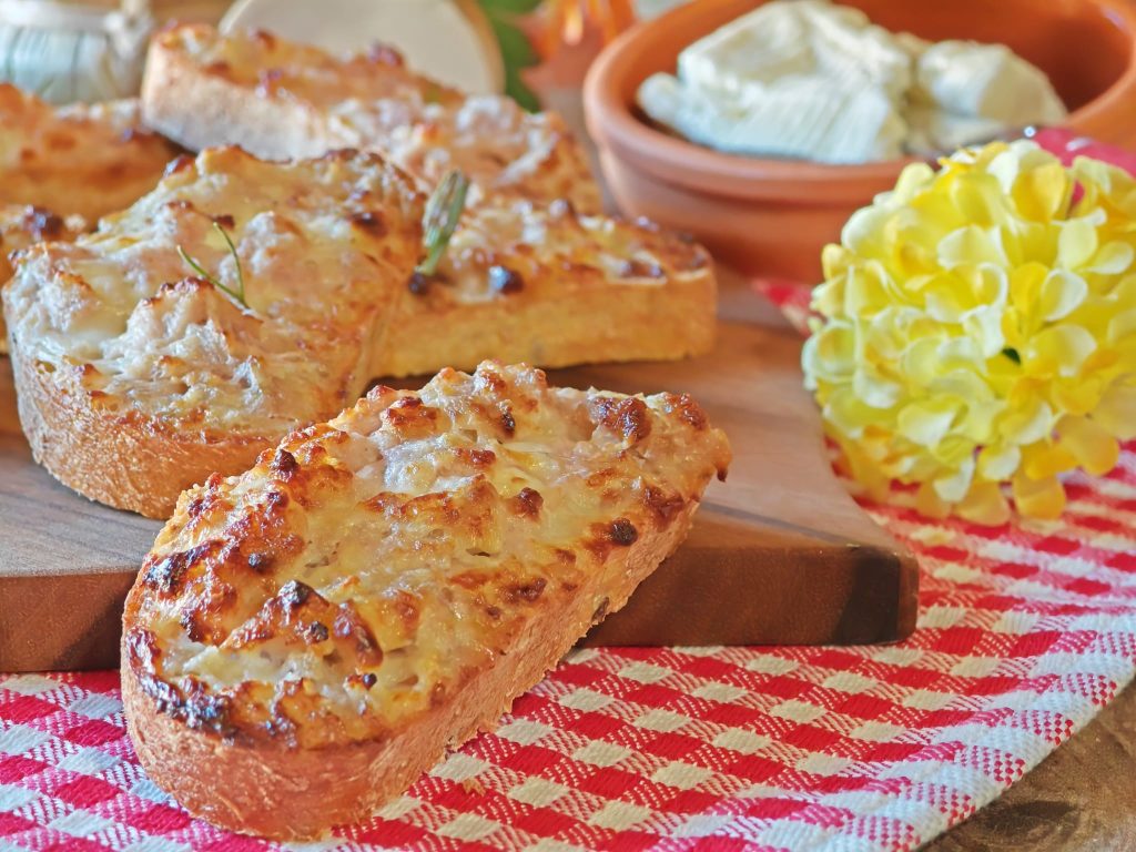 Crostini met worst en stracchino