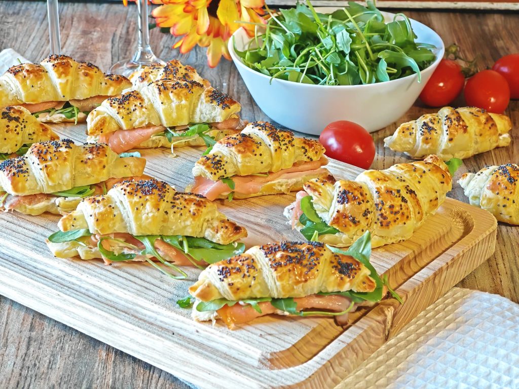 Hartige bladerdeeg croissants met zalm