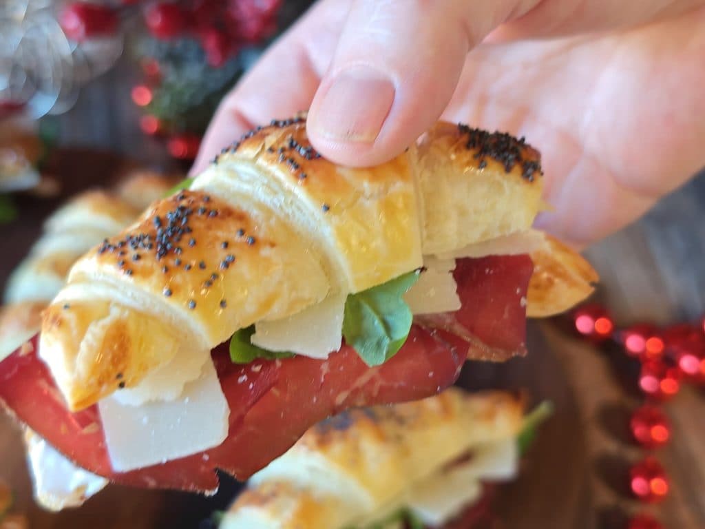 Hartige croissants met bresaola en rucola