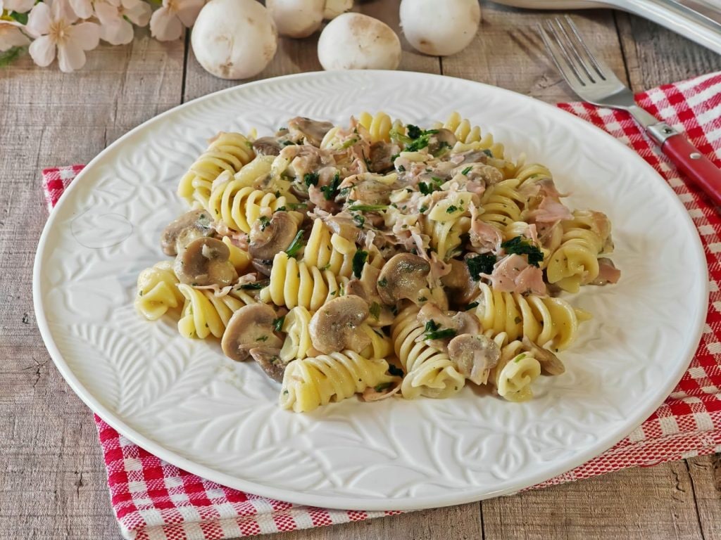 Pasta met champignons en gekookte ham