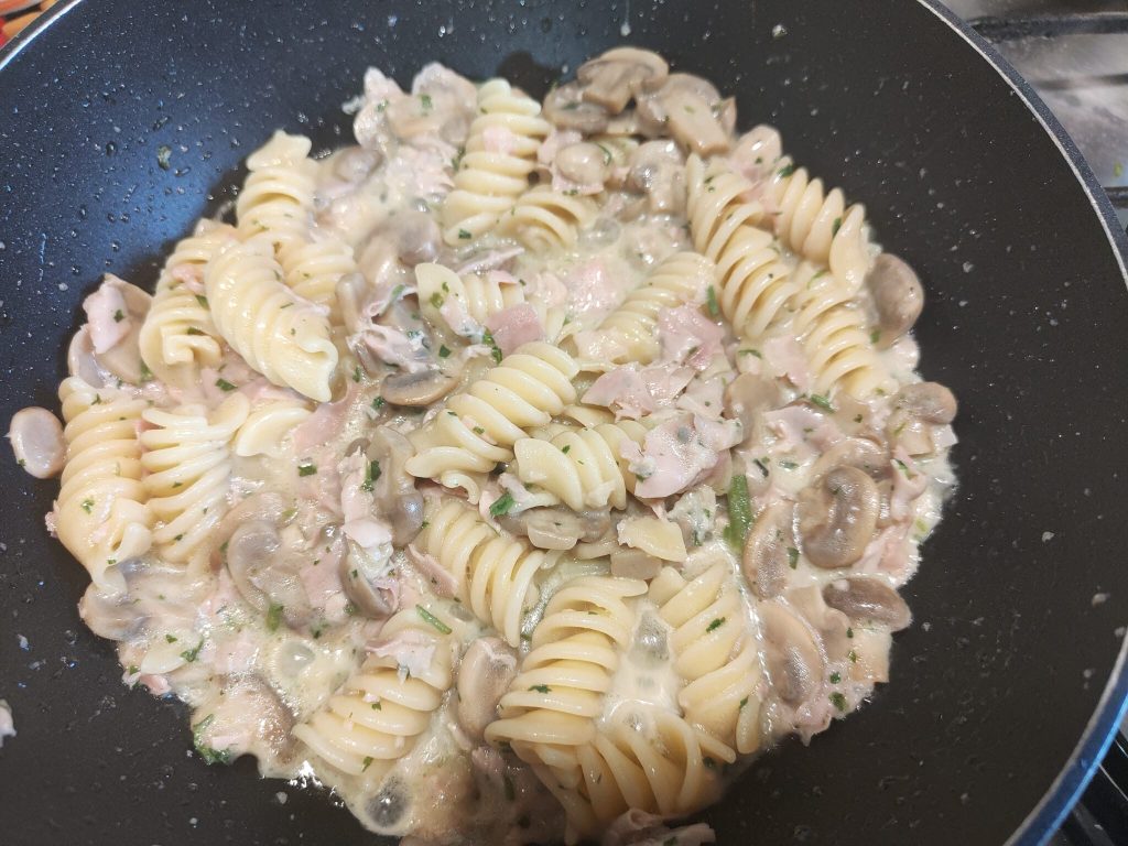 Pasta met champignons en gekookte ham