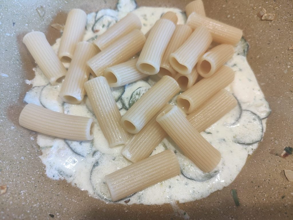 Pasta met courgettes en robiola