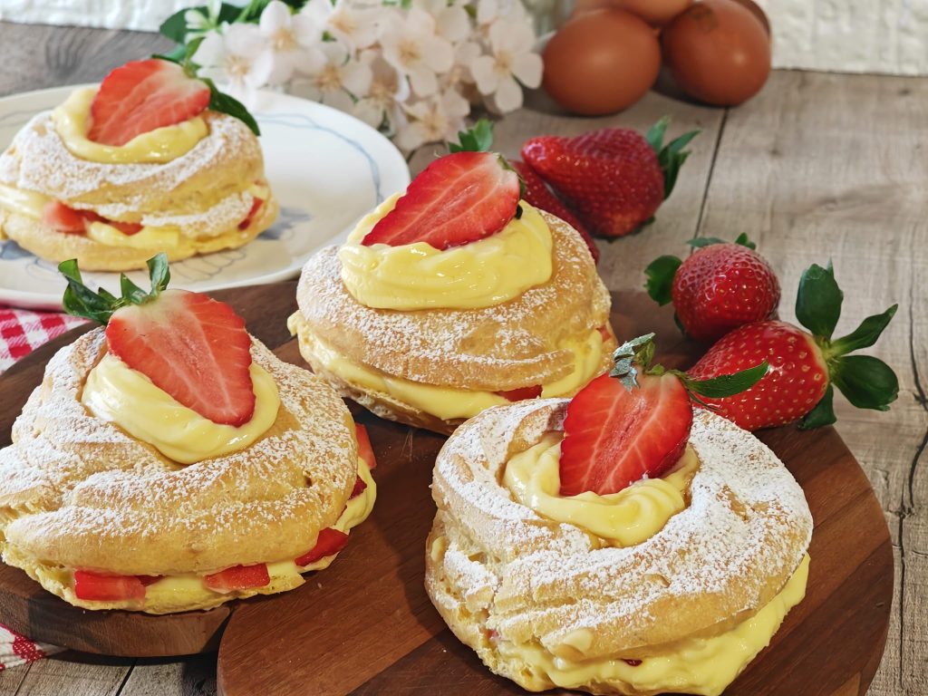 Zeppoles met room en aardbeien