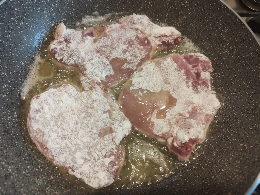 Zeer malse varkenskotelet in citroensaus uit de pan