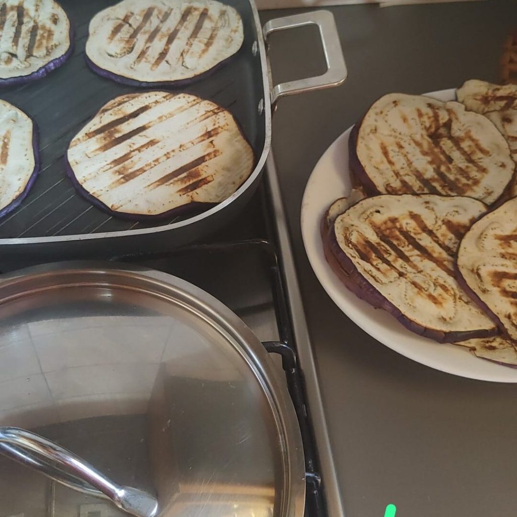 Gegrilde aubergines met tonijn, kerstomaten en feta