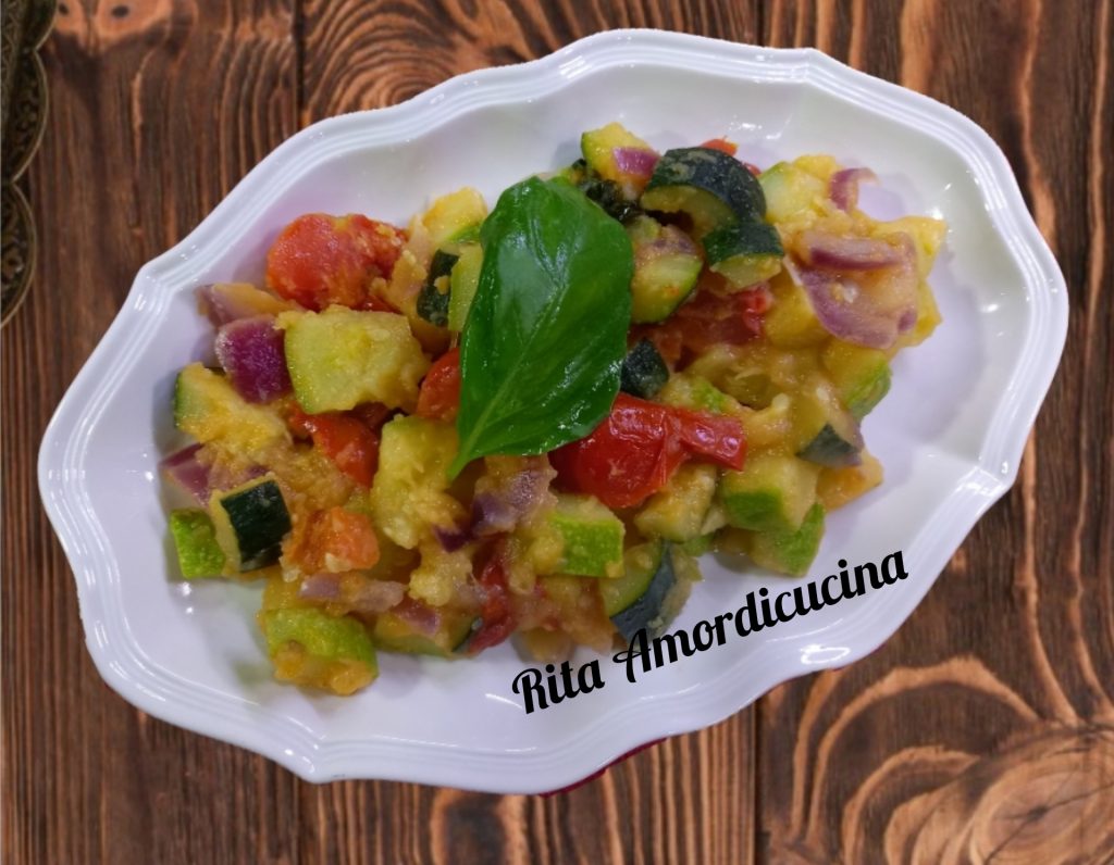 Courgettes, cherrytomaten en aardappelen in de pan