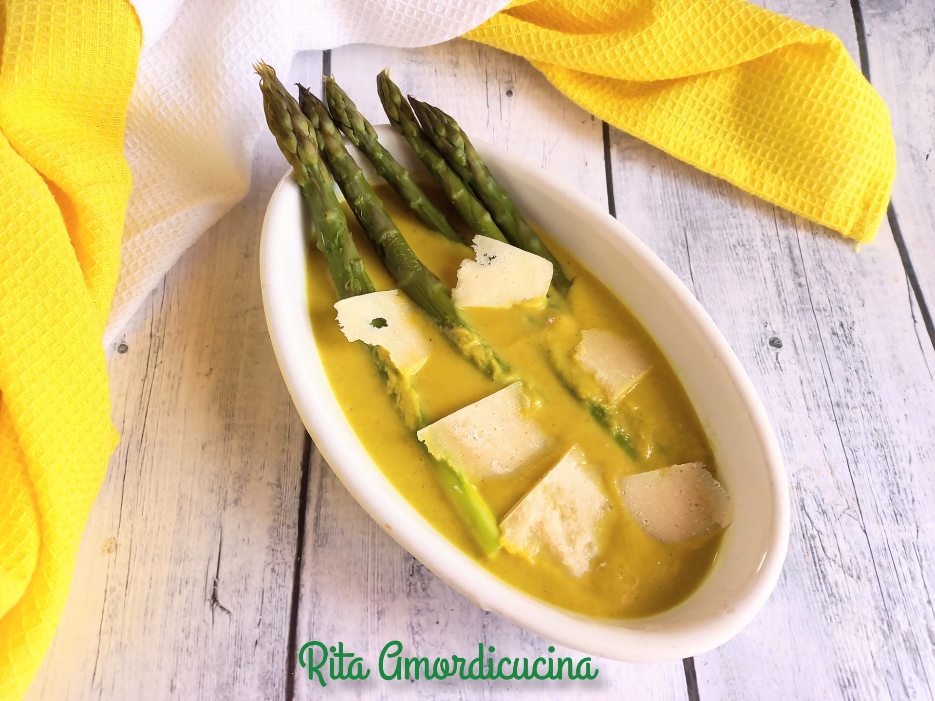 Consommé van asperges en Parmezaanse schilfers
