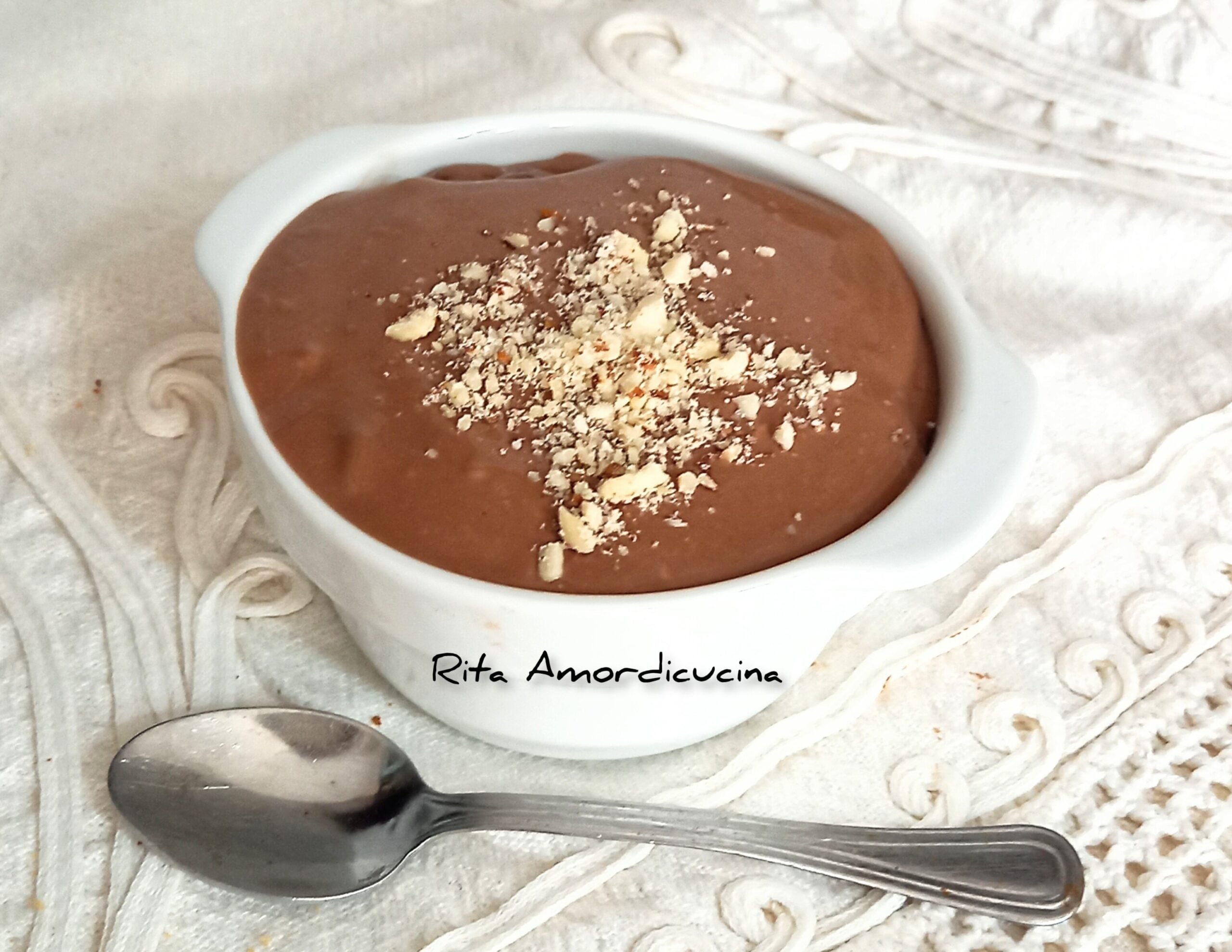 Keto mousse van amandelchocolade