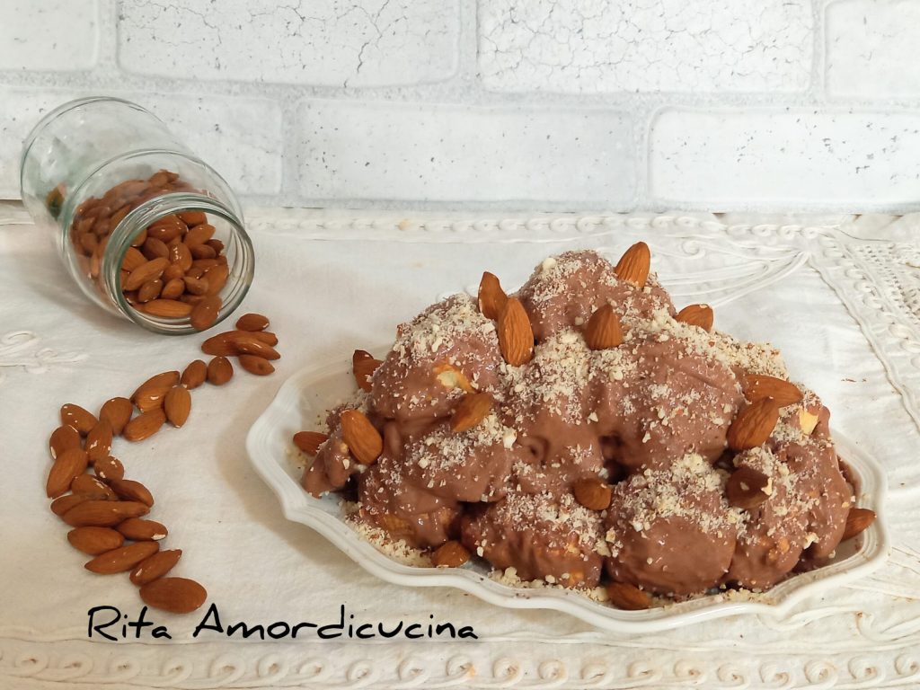Profiterole wit en zwart met nougatine