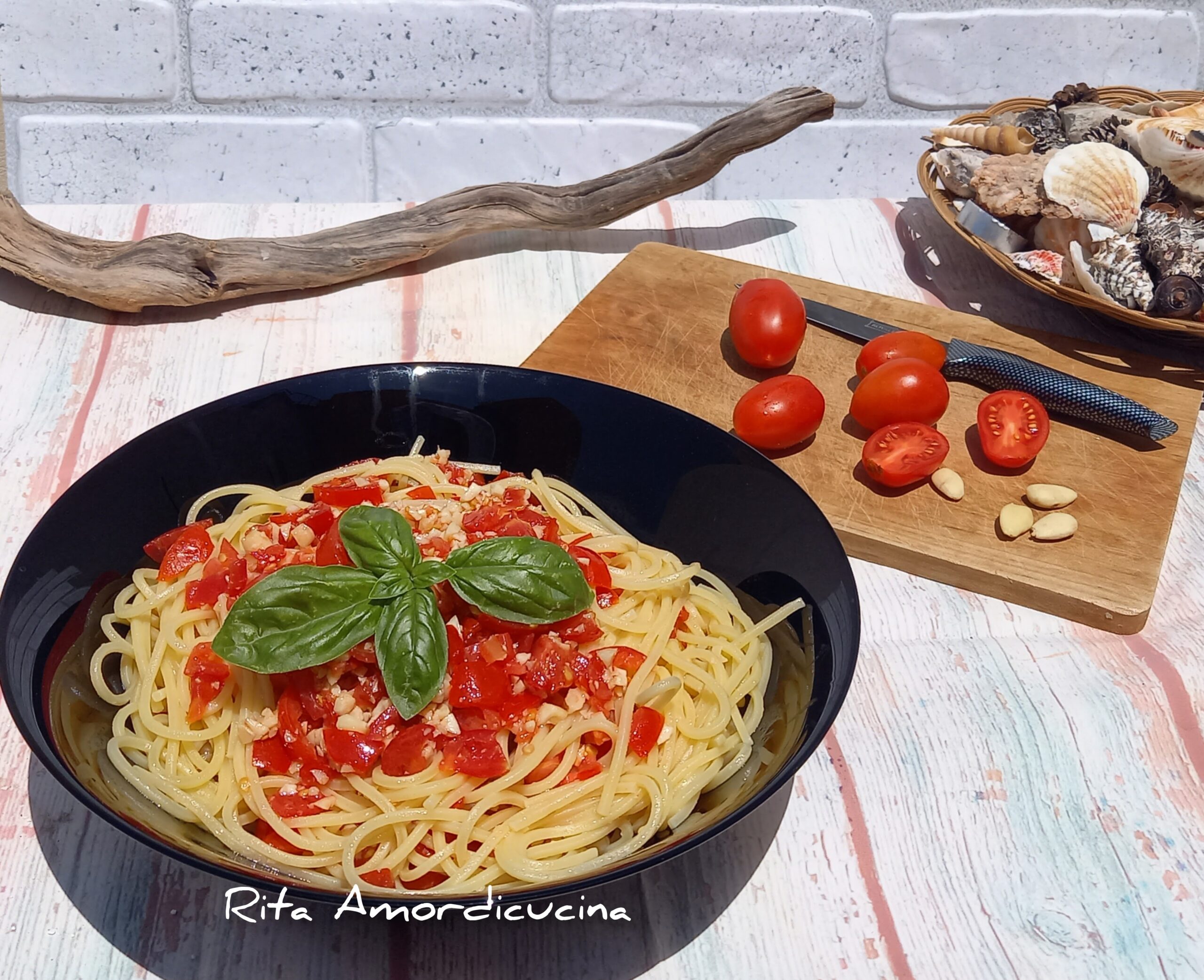 Spaghettata met rauwe tomaat en amandelen