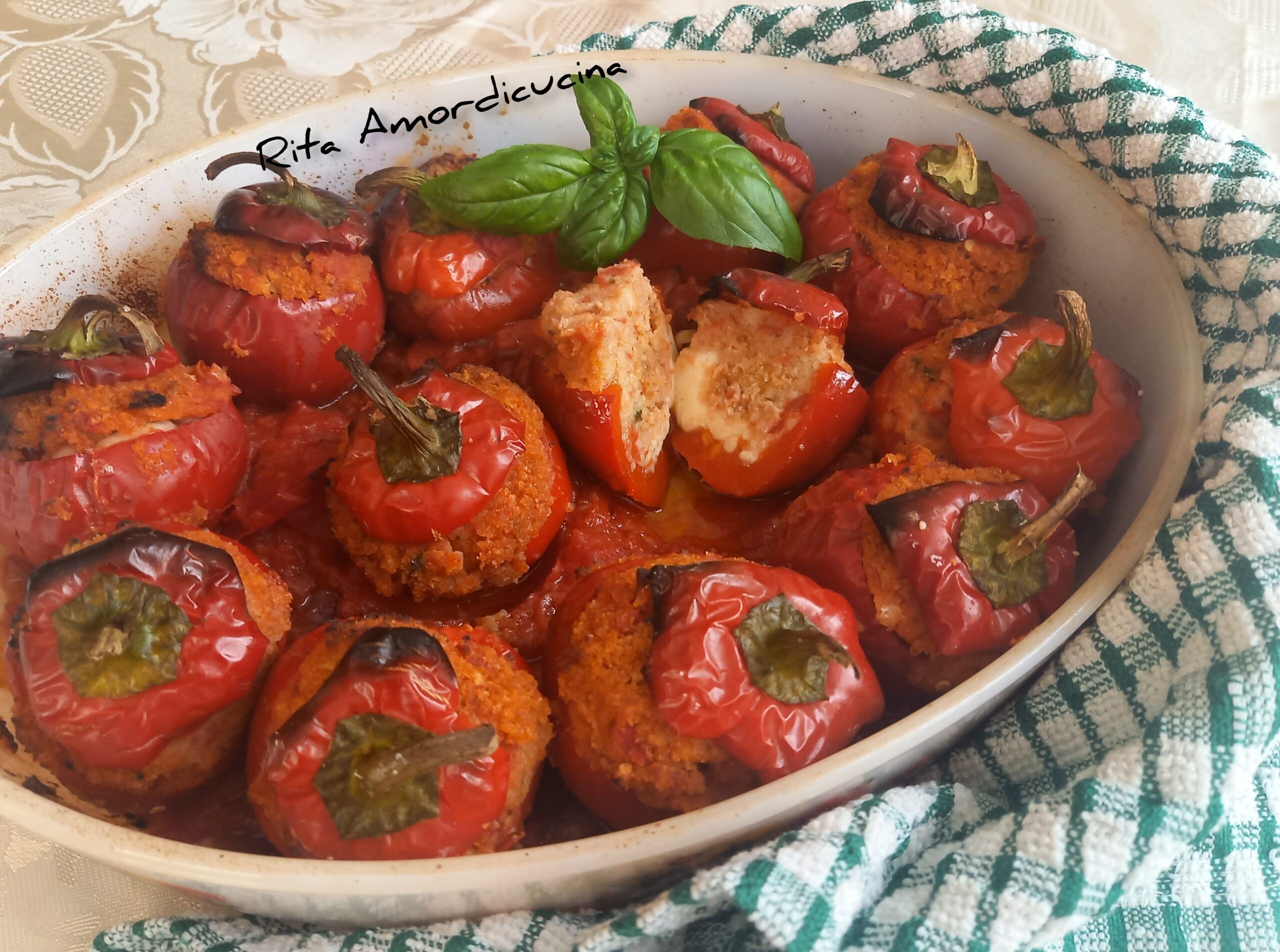 Gevulde kleine paprika’s in saus