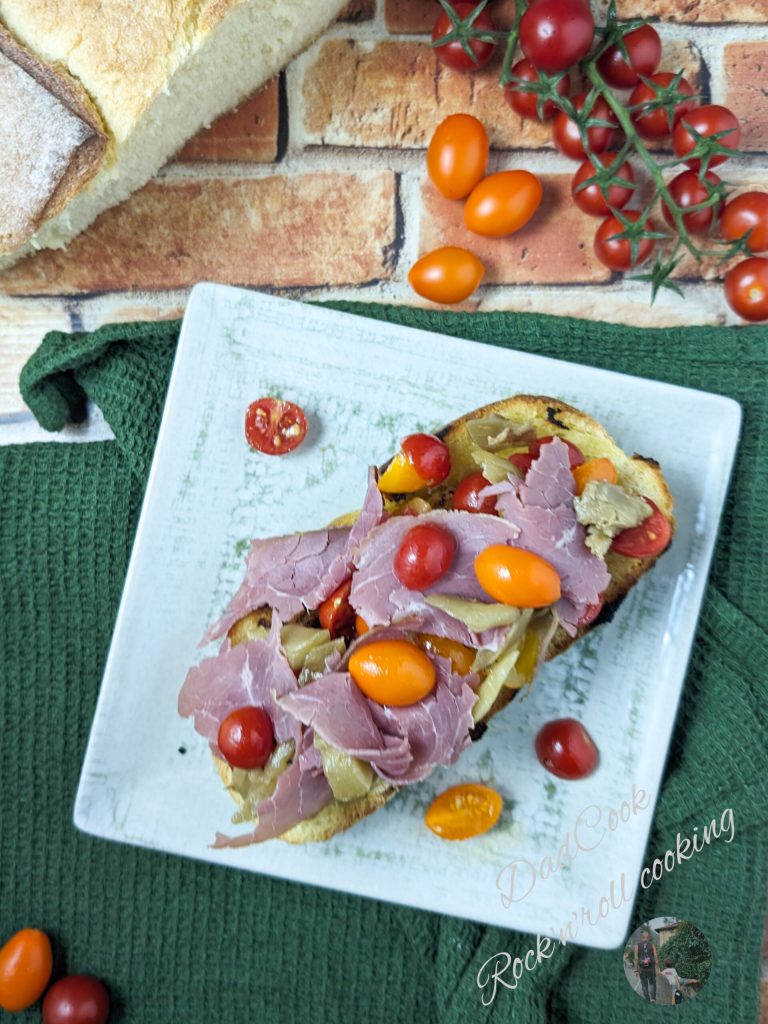 Crostone met aubergines in olie, kerstomaten en gekookt rundvlees