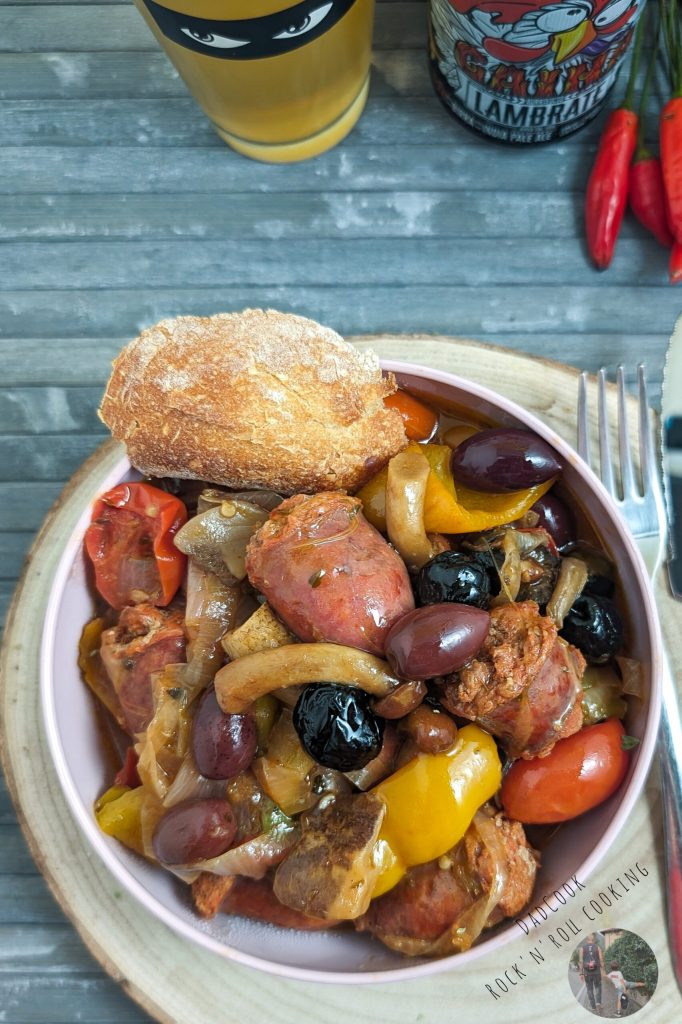 Worst en paprika in de pan met olijven en tomaatjes: knapperig en smaakvol