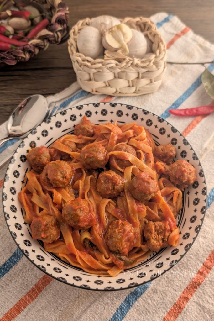 Tagliatelle met gehaktballetjes in tomatensaus: het recept van oma
