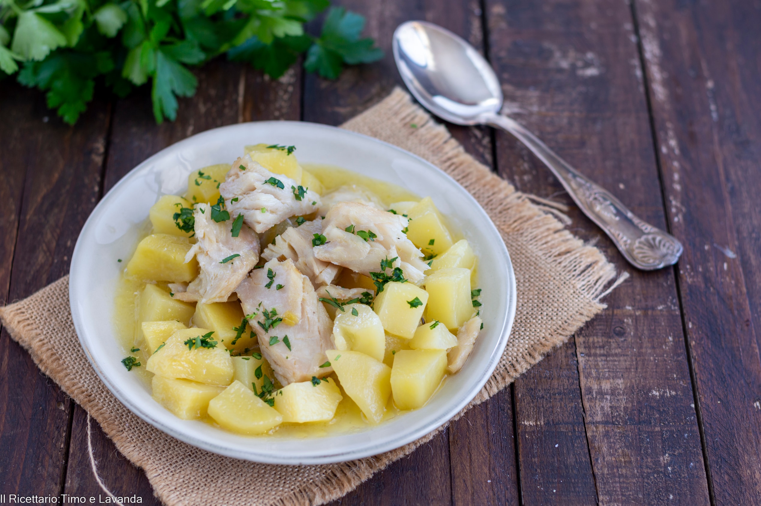 Kabeljauw met aardappelen in het wit