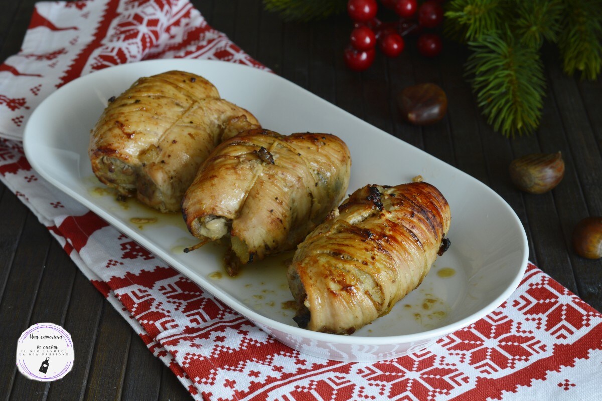 Kalkoenrolletjes met kastanjes, peren, pruimen en worst