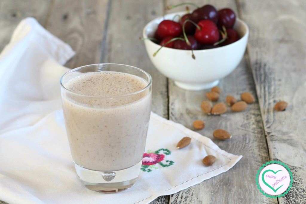 Kersen- en banaanensmoothie met amandelen