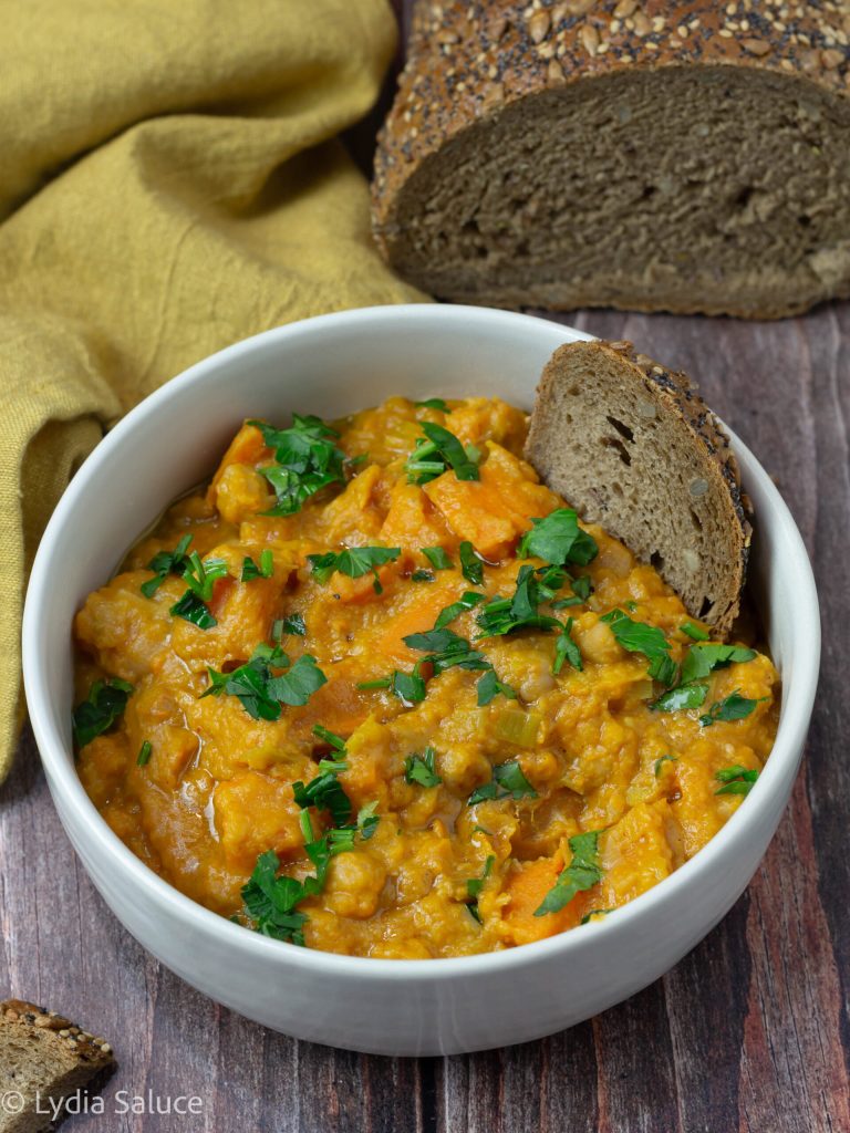 Kikkererwten en zoete aardappel currysoep