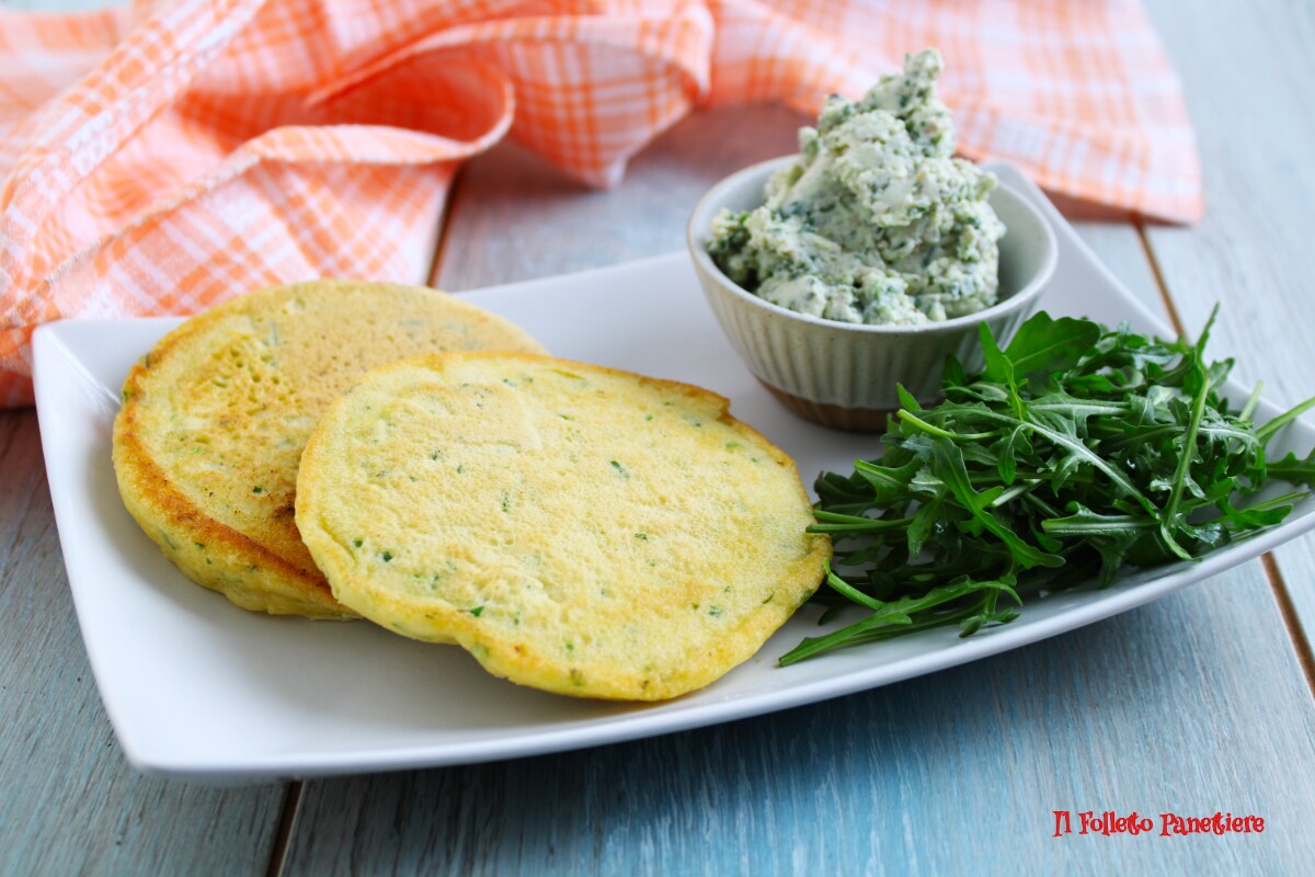 Hartige kikkererwtenpannenkoeken met robiola en rucola
