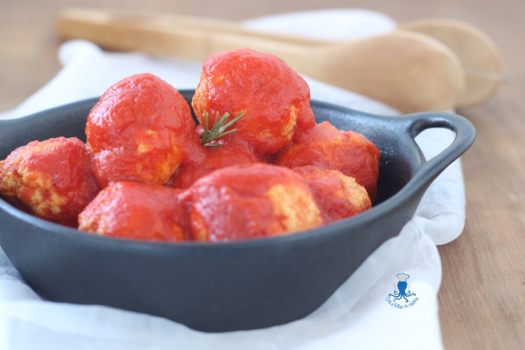 Kipgehaktballetjes in tomatensaus