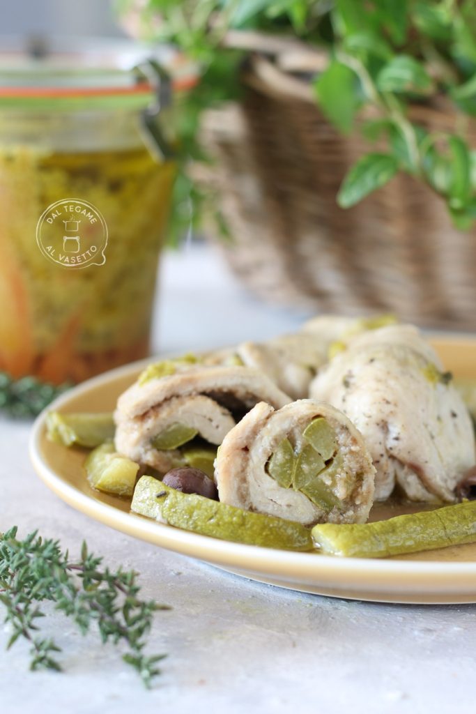 kipfiletjes gewikkeld in courgettestokjes gekookt in een pot in de magnetron met de techniek van pot koken