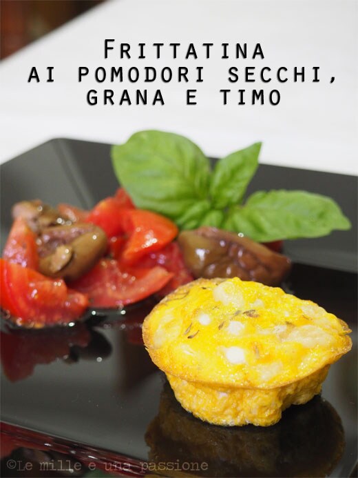 Kleine omelet met gedroogde tomaten, grana en tijm