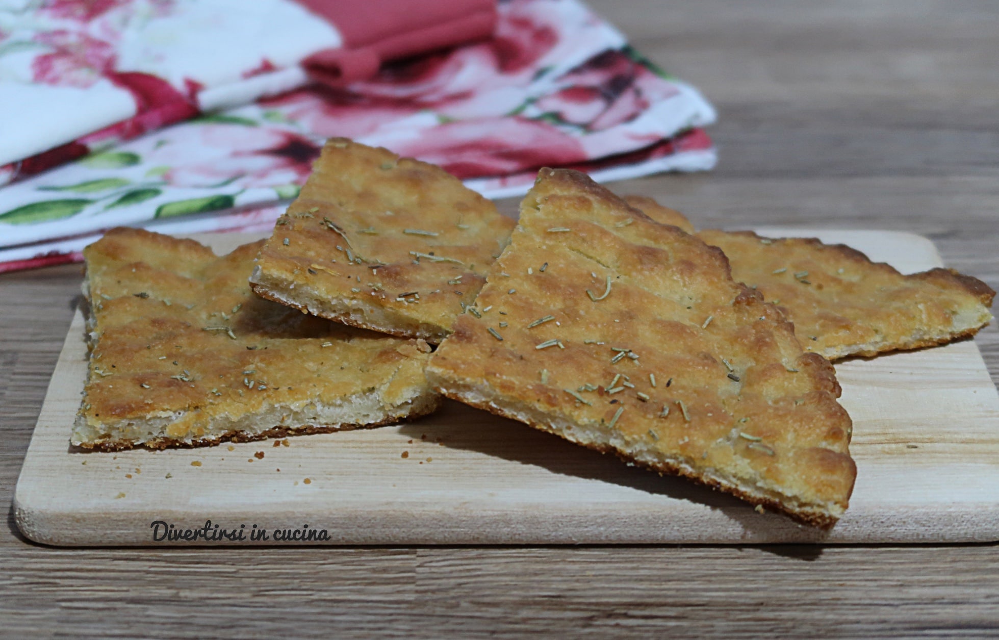 Knapperige focaccia met rozemarijn.