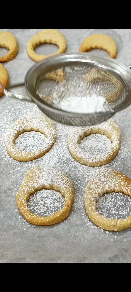 Koekjes bestrooien met poedersuiker