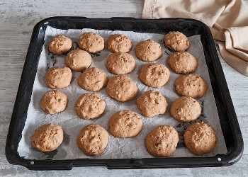 Koffiekoekjes met amandelen net uit de oven