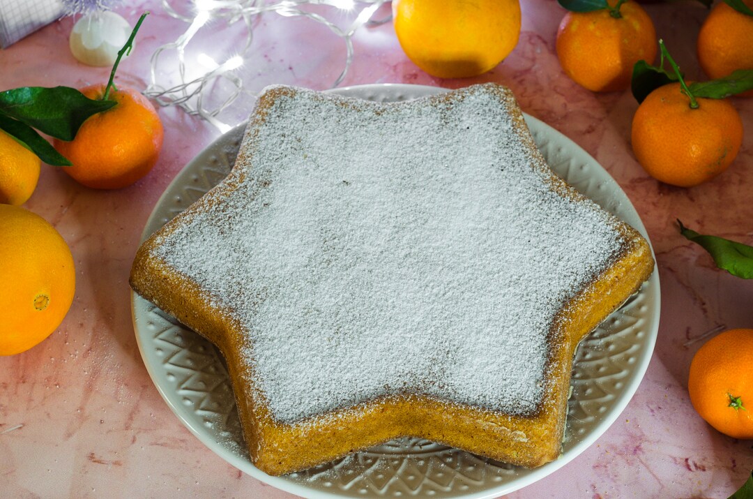 Kokos- en sinaasappeltaart in de vorm van een ster
