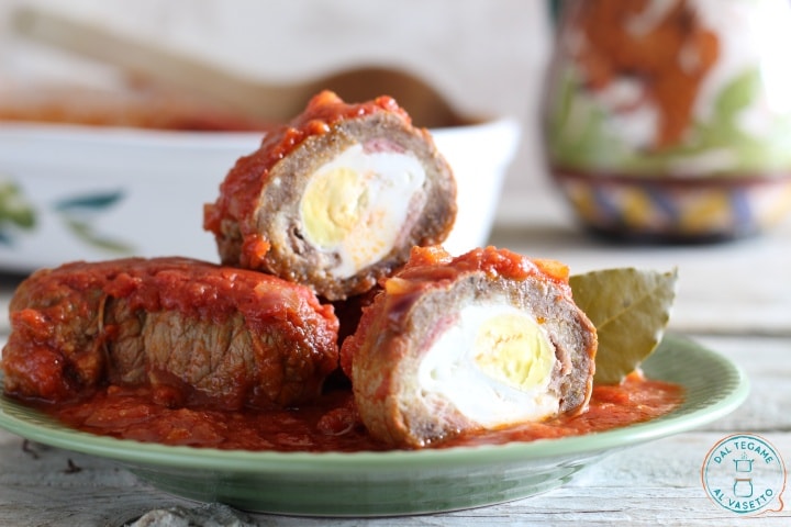 Koteletjes in saus in de magnetron