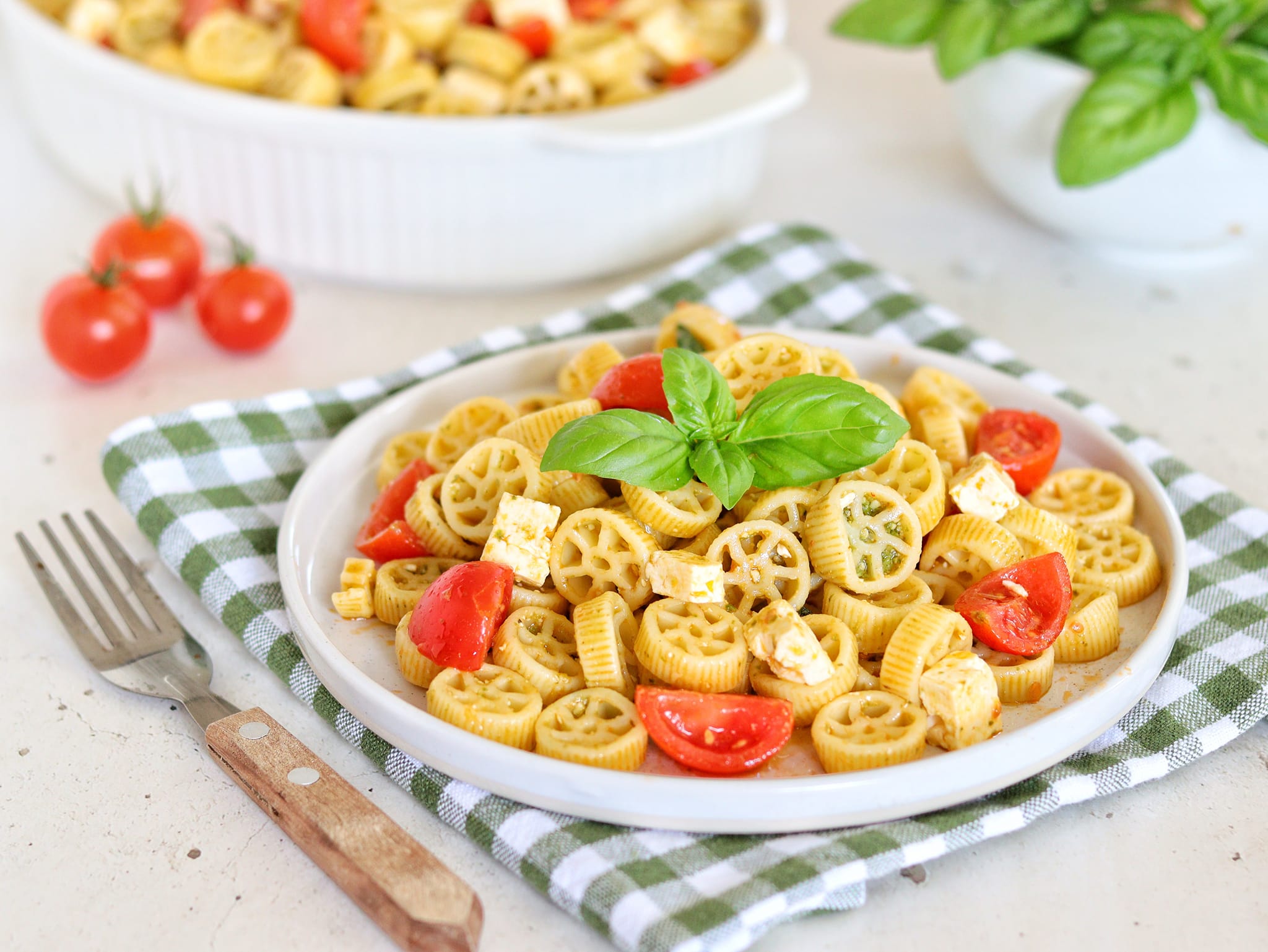 Koude pasta met pesto, cherrytomaten en feta