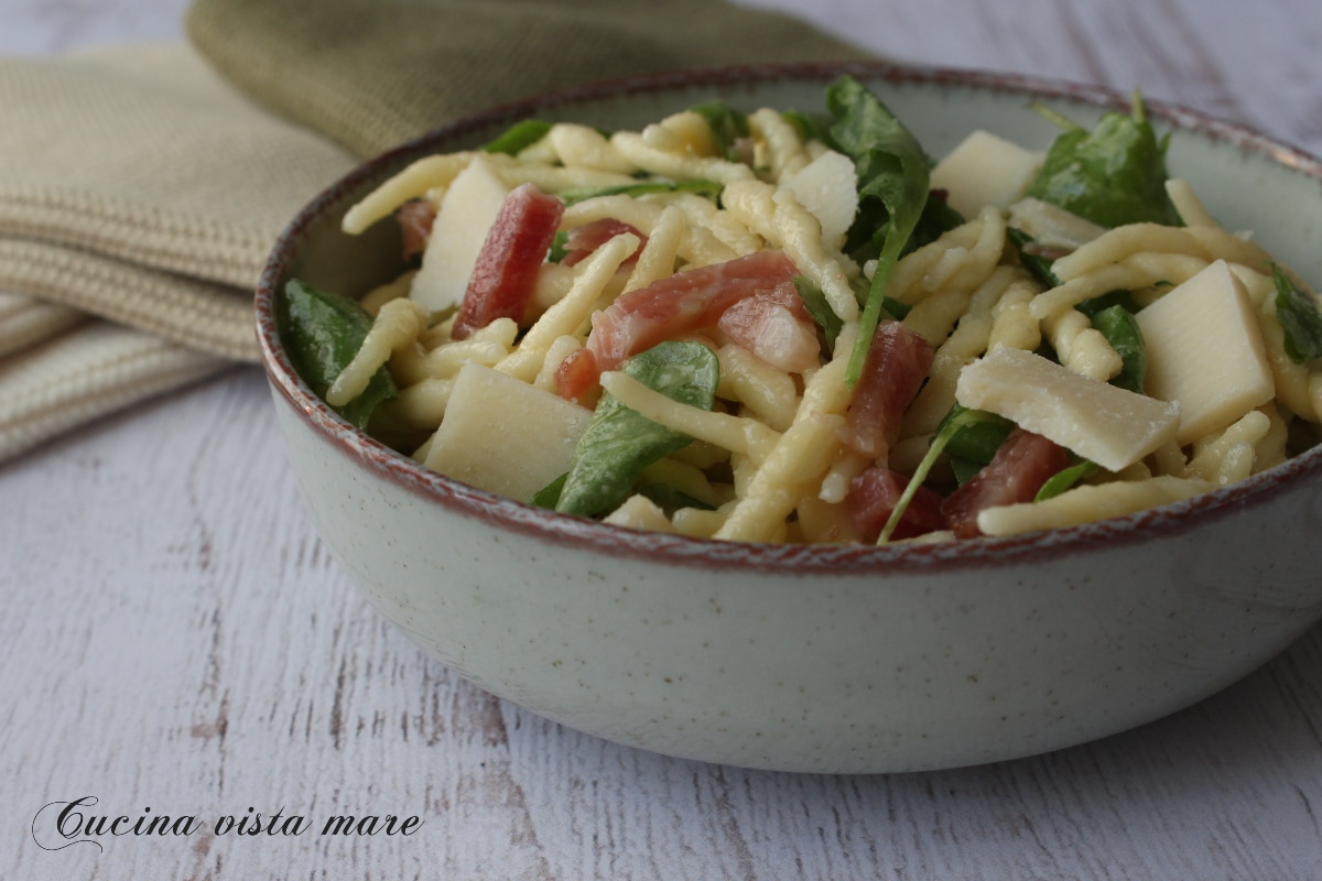 Koude pasta met rucola, speck en grana