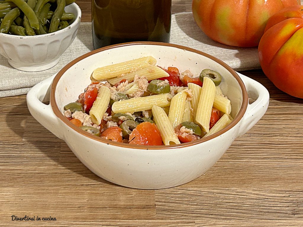 Koude pasta met tonijn, tomaten en olijven