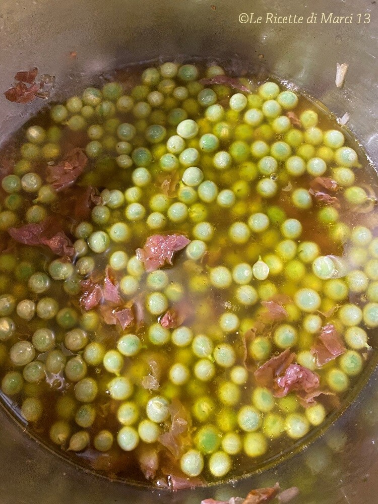 Koude salade van gepelde farro en erwten bouillon