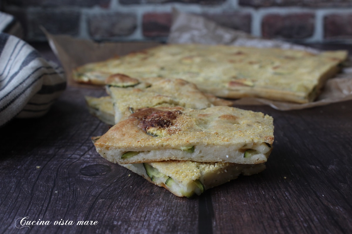 Krokante platbrood met aardappelen en courgettes