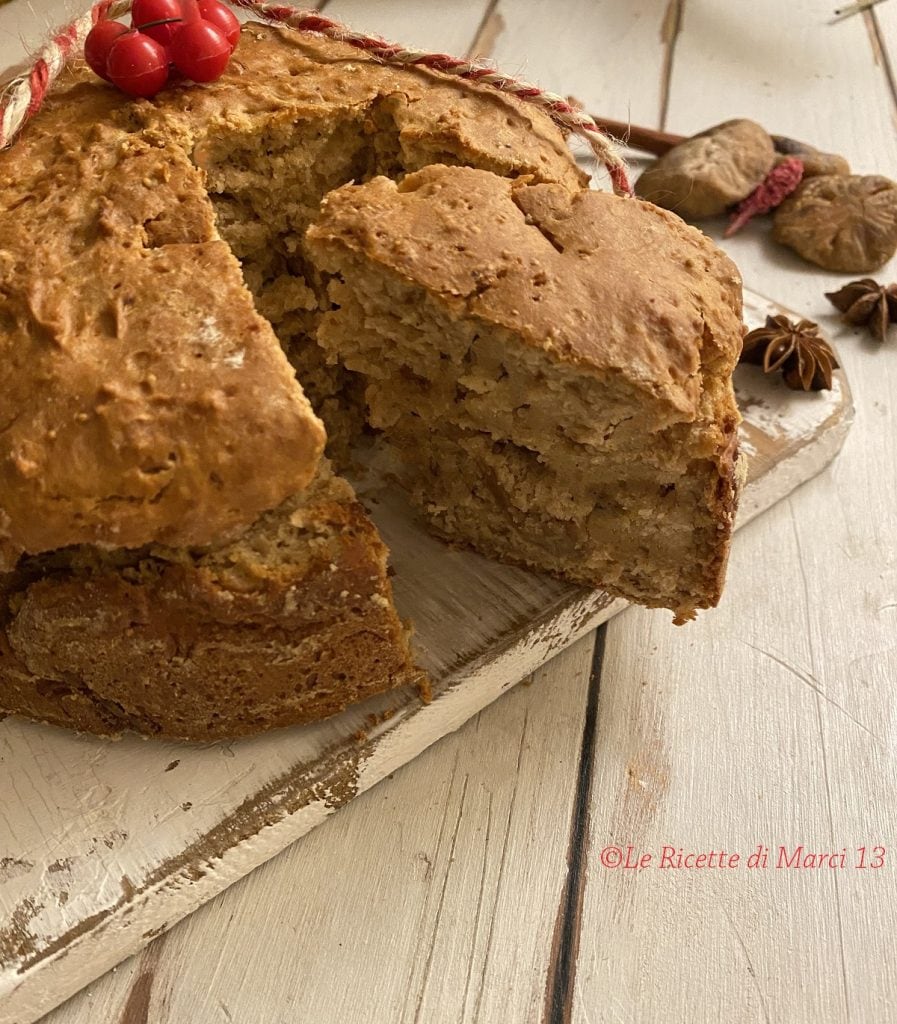 Kruidig kerstbrood met gedroogde vijgen zonder gist
