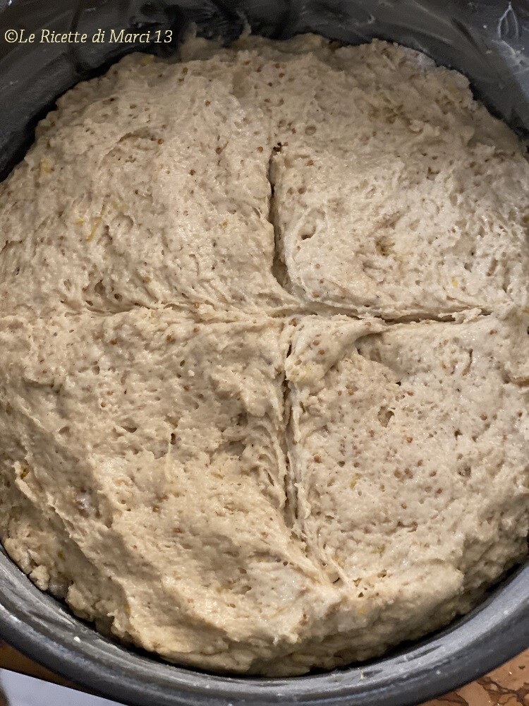 Kruidig kerstbrood met gedroogde vijgen zonder gist deeg