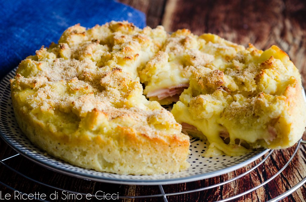 Kruimelkoek van aardappelen met ham en mozzarella