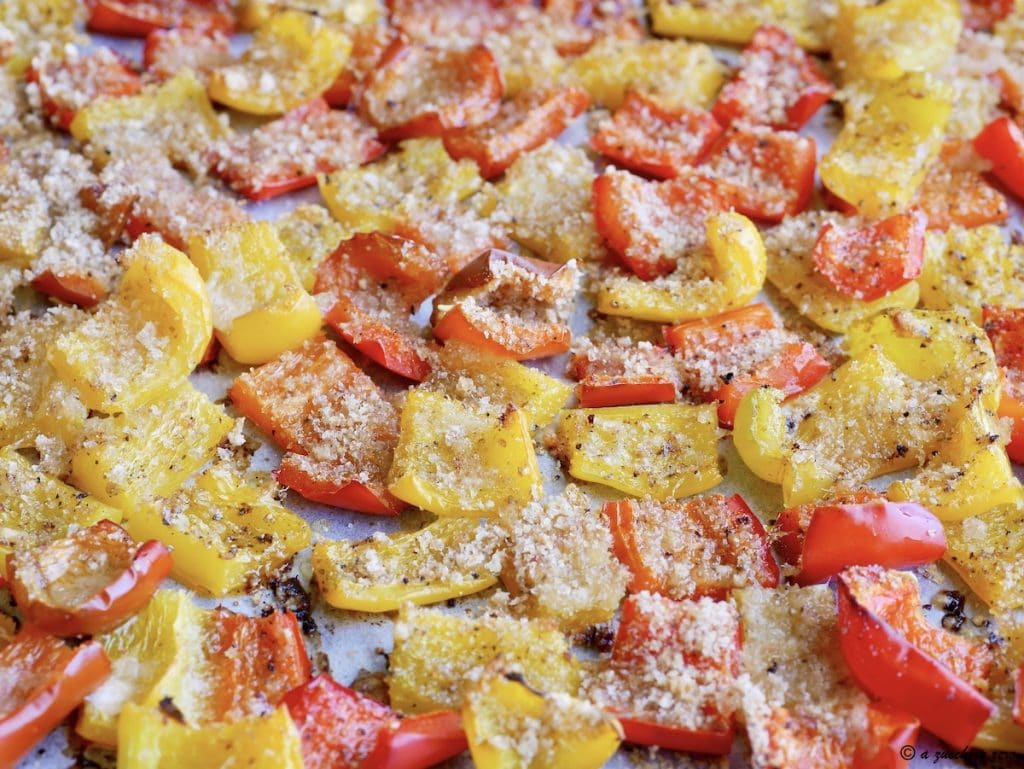 Licht gegratineerde paprika's in de oven of 'ammuddicati' paprika's bakplaat