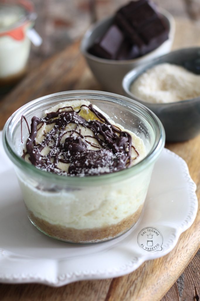 Lichte cheesecake met kokos en chocolade gekookt in een pot in de magnetron met de techniek van vasocottura