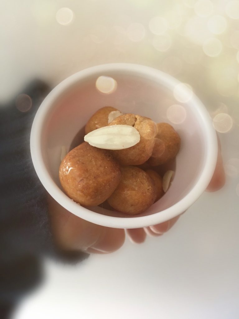 Lichte pignolata of lichte struffoli met een beetje honing