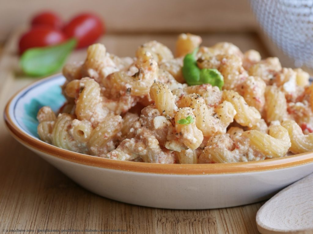 Lichte ricotta en cherrytomaatjes uit de oven om pasta mee te garneren